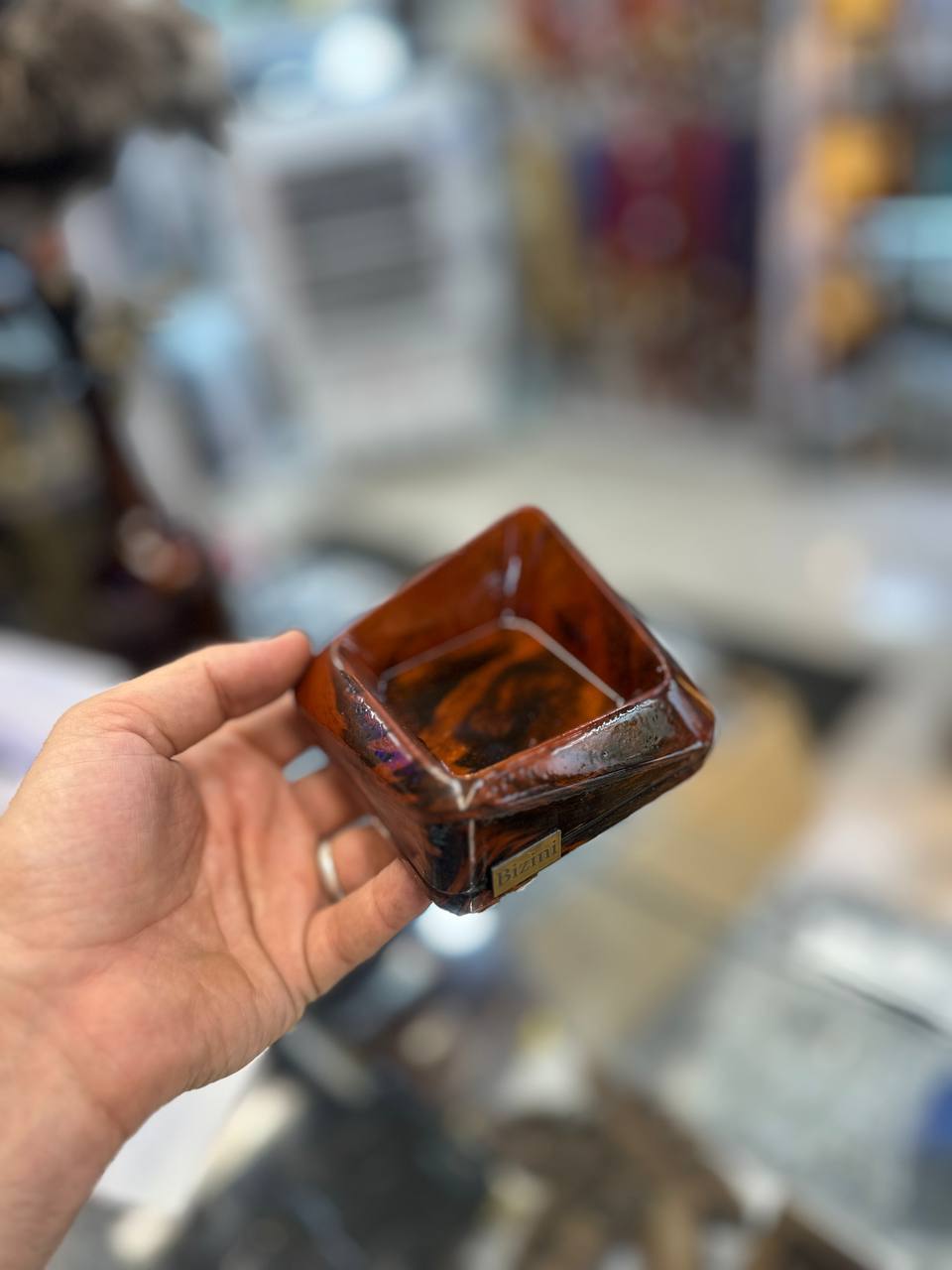 تصویر از زیر سیگاری قایق