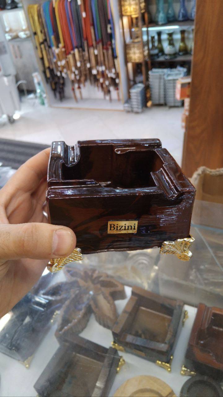 تصویر از زیرسیگاری پایه طلایی