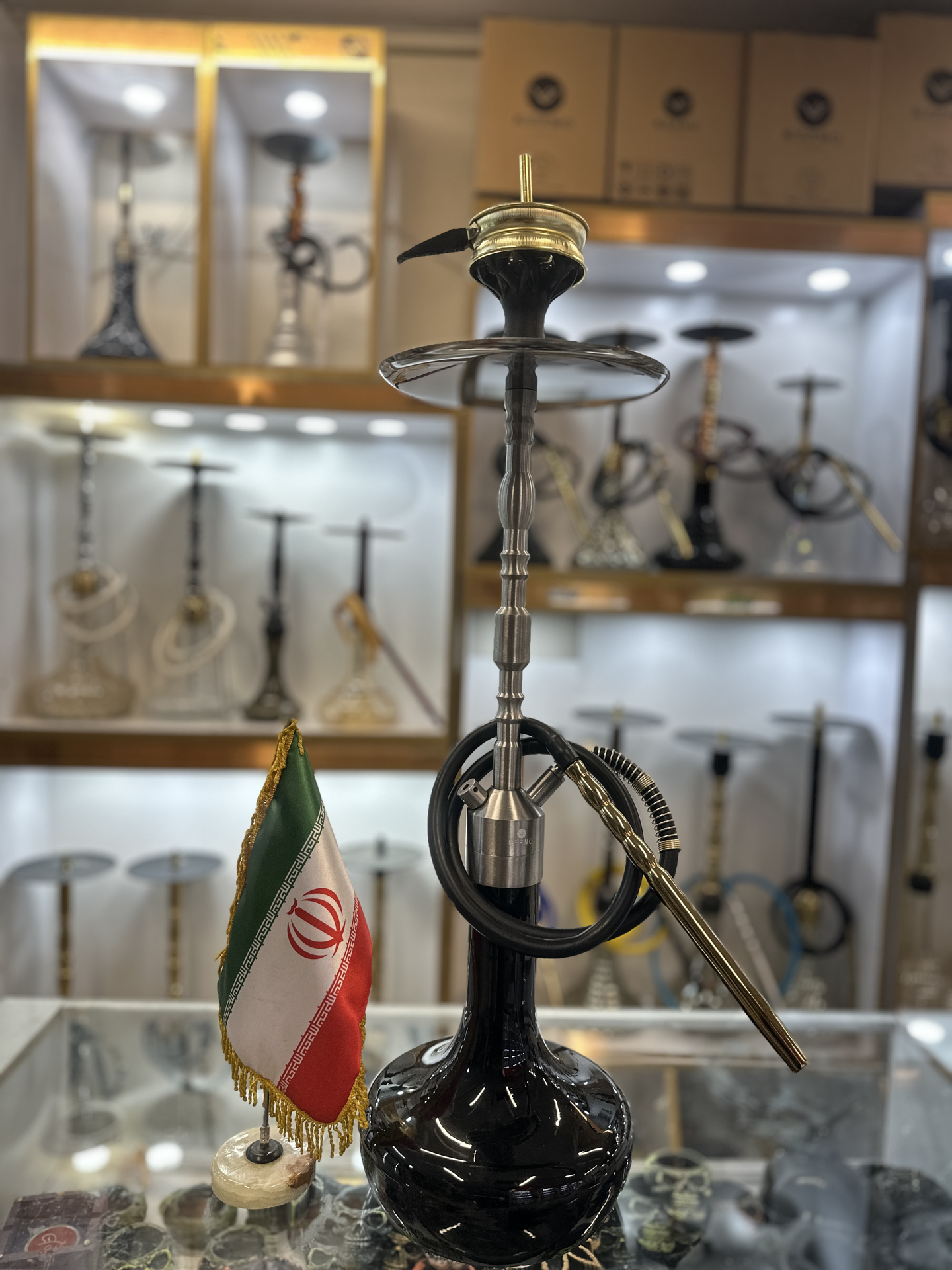 تصویر از کرنو بدنه المینیوم شیشه مشکی
